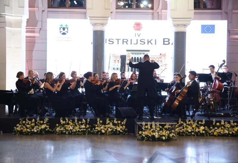 U sarajevskoj Vijećnici održan Austrijski bal - Kao iz bajke - haljine s dvora i bal