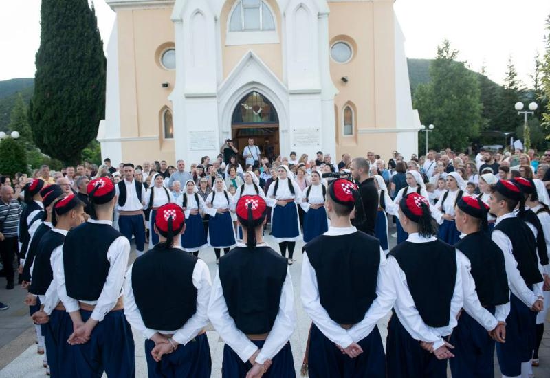 Srce Isusovo i posvetna molitva prije svete Mise - Obred u Bijelom Polju: Srce Isusovo i posvetna molitva prije svete Mise