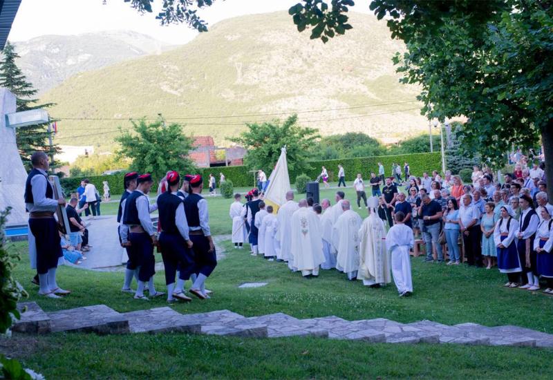 Srce Isusovo i posvetna molitva prije svete Mise - Obred u Bijelom Polju: Srce Isusovo i posvetna molitva prije svete Mise