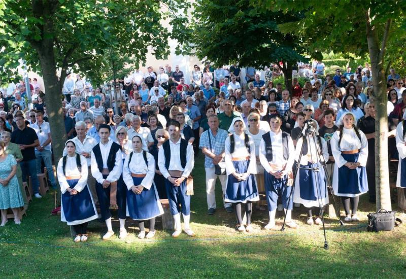 Srce Isusovo i posvetna molitva prije svete Mise - Obred u Bijelom Polju: Srce Isusovo i posvetna molitva prije svete Mise