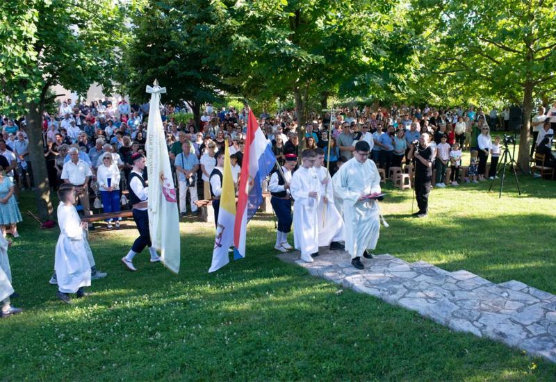 Srce Isusovo i posvetna molitva prije svete Mise - Obred u Bijelom Polju: Srce Isusovo i posvetna molitva prije svete Mise