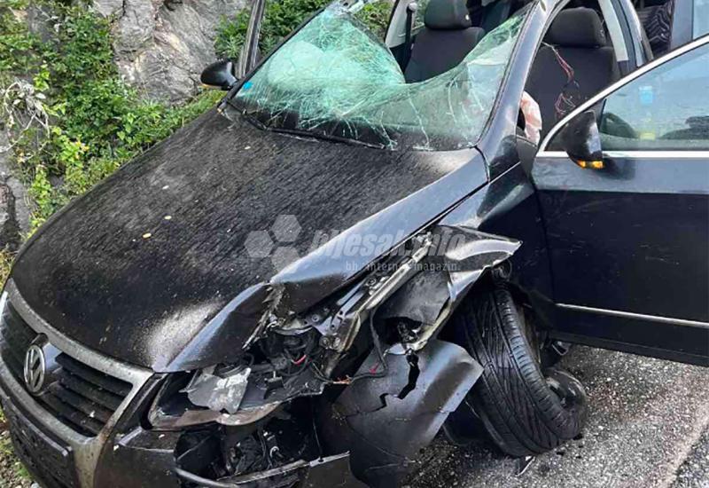 Teška prometna nesreća kod Mostara: Ima smrtno stradalih, vatrogasci se bore s požarom na kamionu