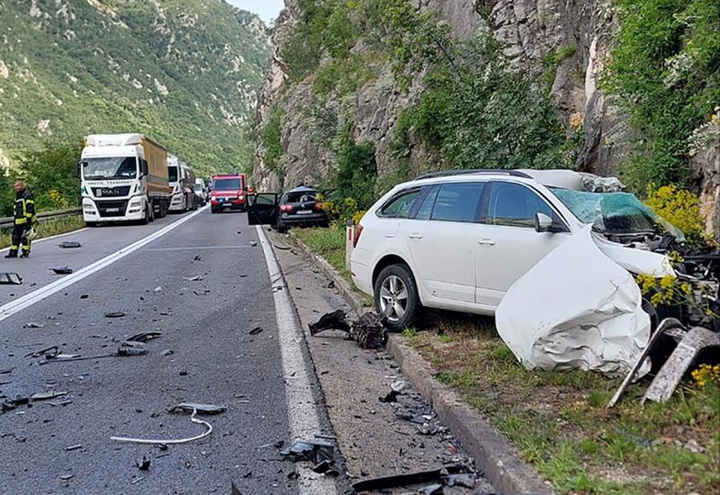 U prometnoj nesreći kod Mostara poginuo Sarajlija, Mostarac hitno prebačen na CUM