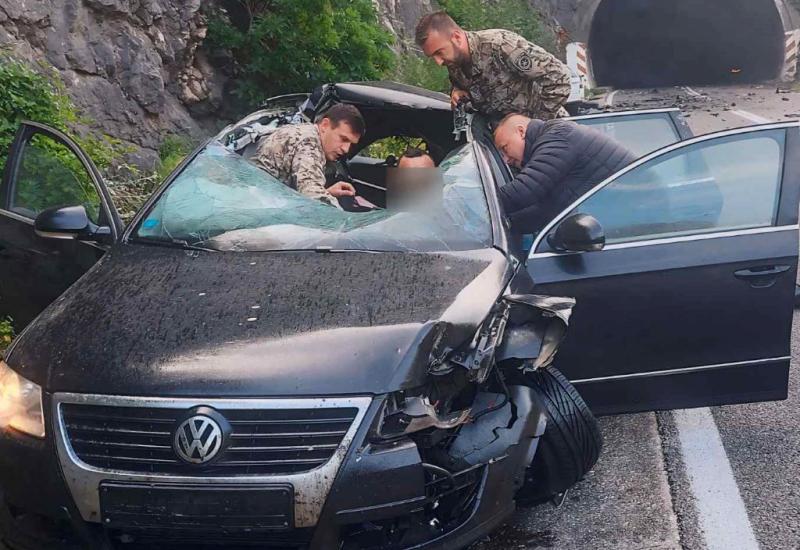 Sudar u Salakovcu: Pripadnici OSBiH pružili prvu pomoć ozlijeđenom vozaču 