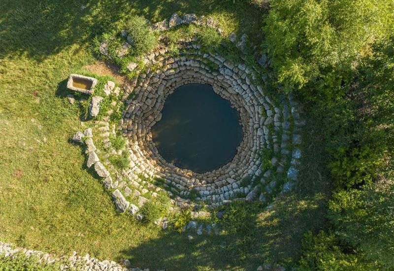 VIDEO | Znate li za bunar u Hercegovini koji nikad ne presušuje?