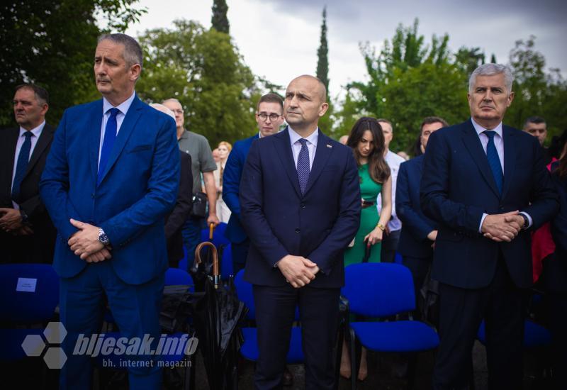 Polaganjem vijenaca, paljenjem svijeća i otkrivanjem spomenika obilježena 32. obljetnica oslobađanja vojarne Stanislav Baja Kraljević u Mostaru - FOTO | Otkrivanje spomenika u Mostaru: 