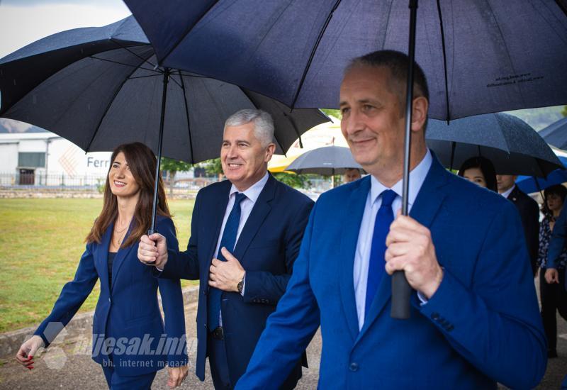 Polaganjem vijenaca, paljenjem svijeća i otkrivanjem spomenika obilježena 32. obljetnica oslobađanja vojarne Stanislav Baja Kraljević u Mostaru - FOTO | Otkrivanje spomenika u Mostaru: 