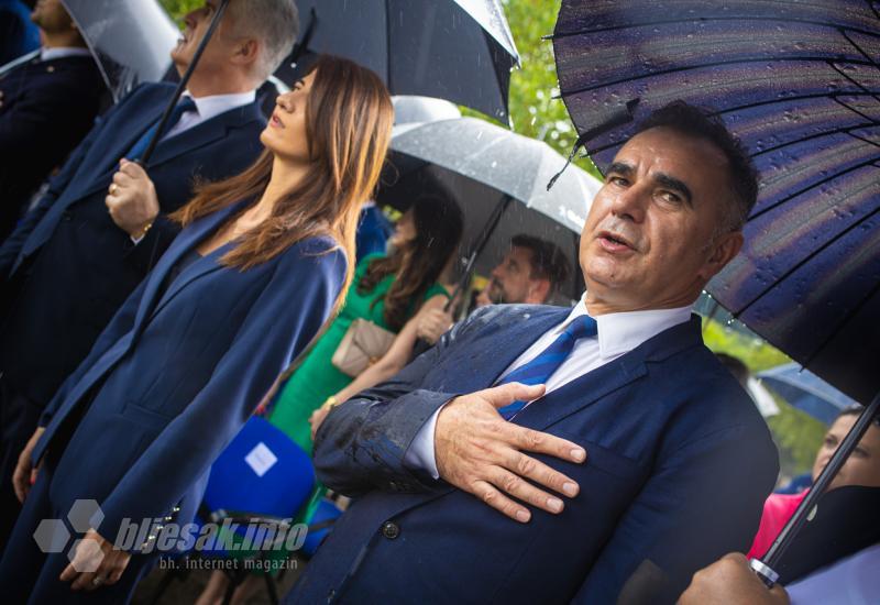 Polaganjem vijenaca, paljenjem svijeća i otkrivanjem spomenika obilježena 32. obljetnica oslobađanja vojarne Stanislav Baja Kraljević u Mostaru - FOTO | Otkrivanje spomenika u Mostaru: 