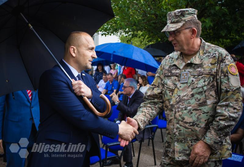 Polaganjem vijenaca, paljenjem svijeća i otkrivanjem spomenika obilježena 32. obljetnica oslobađanja vojarne Stanislav Baja Kraljević u Mostaru - FOTO | Otkrivanje spomenika u Mostaru: 