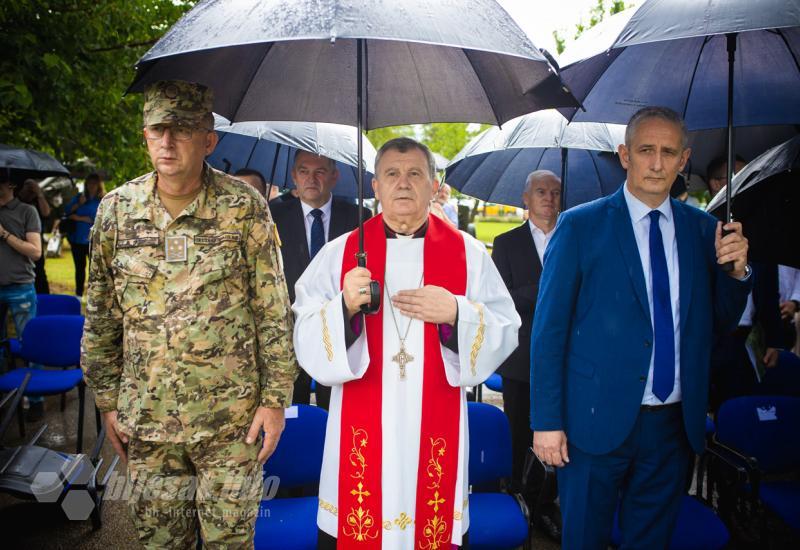 Polaganjem vijenaca, paljenjem svijeća i otkrivanjem spomenika obilježena 32. obljetnica oslobađanja vojarne Stanislav Baja Kraljević u Mostaru - FOTO | Otkrivanje spomenika u Mostaru: 