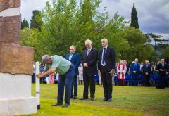 FOTO | Otkrivanje spomenika u Mostaru: "Bit ćemo narod koji ne napada, ali brani i čuva svoje"