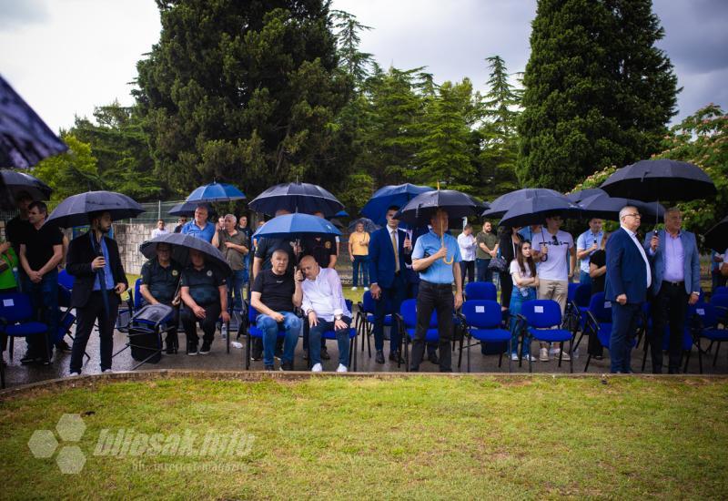 Polaganjem vijenaca, paljenjem svijeća i otkrivanjem spomenika obilježena 32. obljetnica oslobađanja vojarne Stanislav Baja Kraljević u Mostaru - FOTO | Otkrivanje spomenika u Mostaru: 