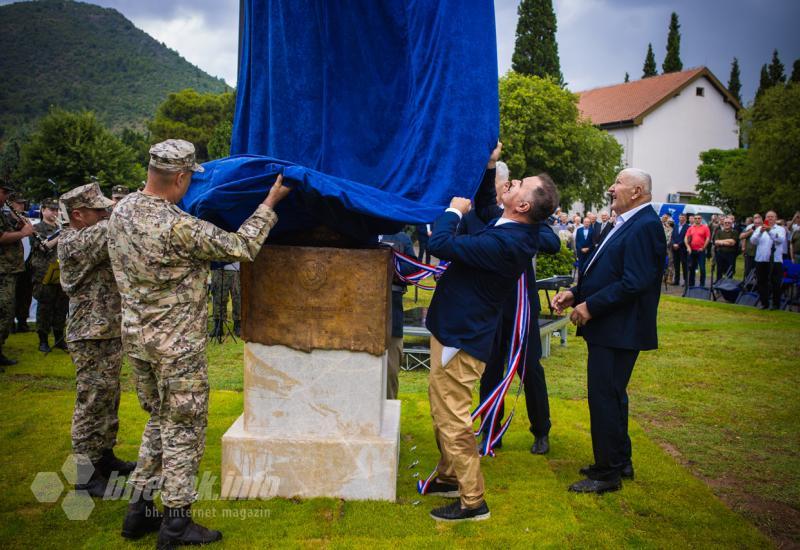 FOTO | Otkrivanje spomenika u Mostaru: "Bit ćemo narod koji ne napada, ali brani i čuva svoje"