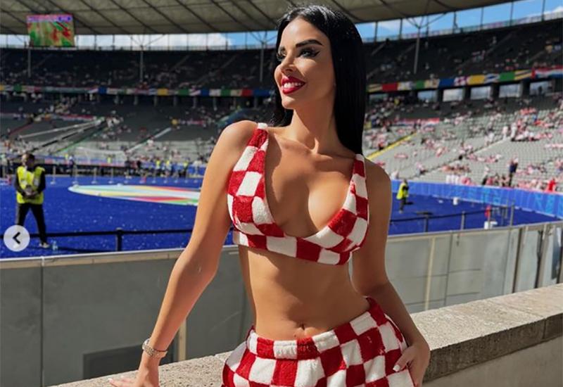 Ivana Knoll - Ivana Knoll privlači pažnju kockastim kostimom na stadionu u Berlinu