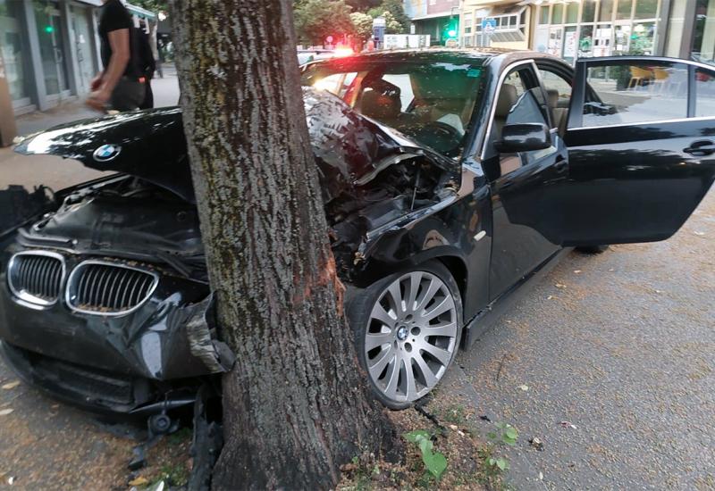 Mostar: U zabijanju BMW-a u stablo ozlijeđena tri mladića iz Livna