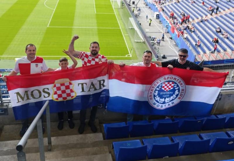 Mostarci u Hamburgu razvili zastave na utakmici Hrvatska - Albanija