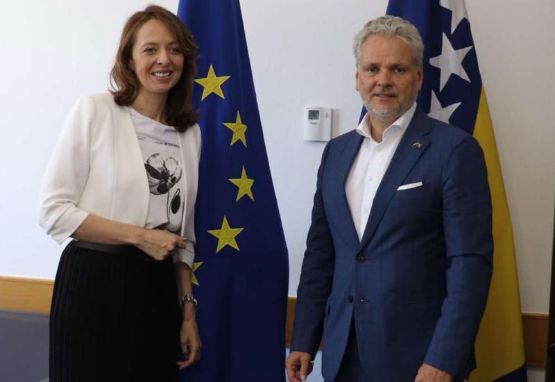  Ministrica Bošnjak s veleposlanikom Sattlerom o putu Bosne i Hercegovine ka EU 