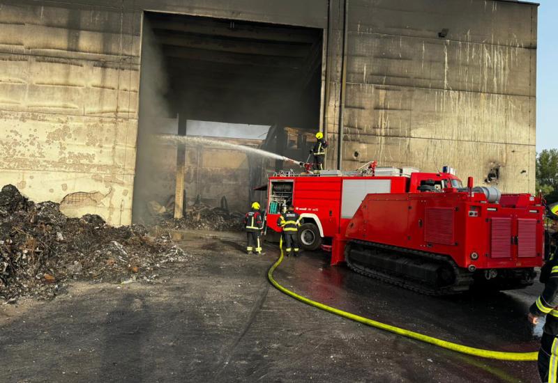  Ugašen veći dio požara koji je planuo u tvrtki EKO FLOR u Zaprešiću 
