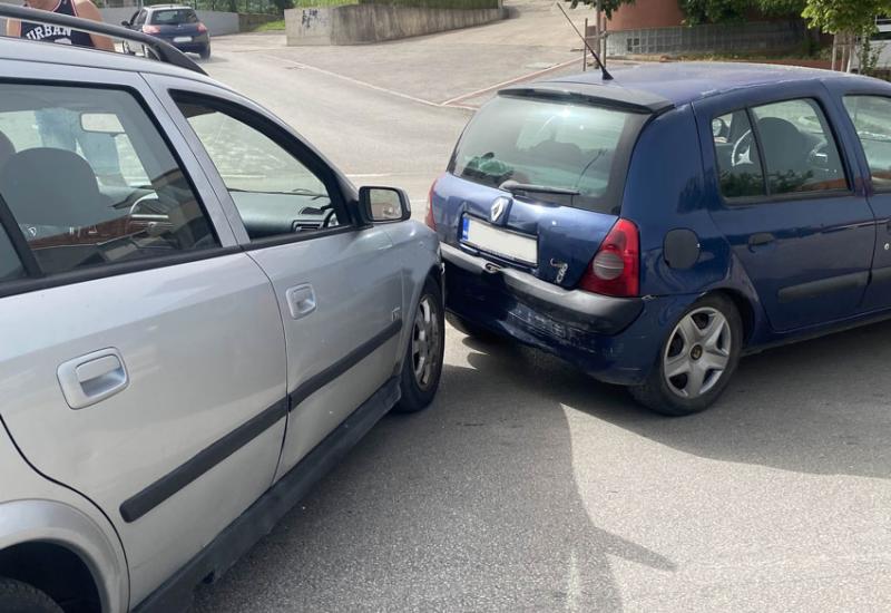 Manja materijana šteta na oba vozila - Mostar: Prometna nesreća na Smrčenjacima