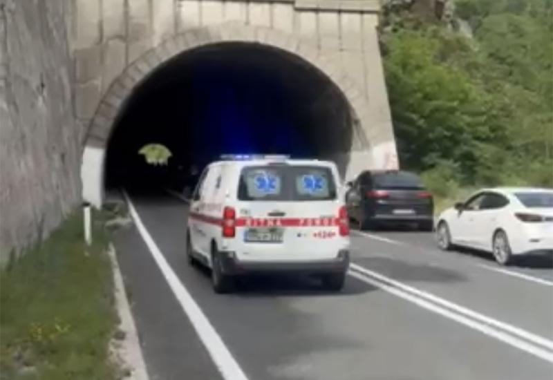 Prometna nesreća u tunelu na Bradini: Promet u potpunosti obustavljen