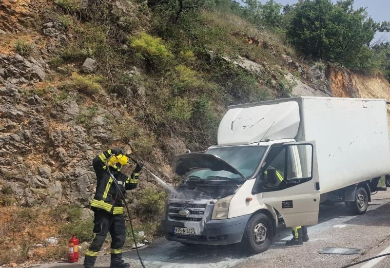 Mostar - Stolac | Vatrogasci gasili požar na vozilu