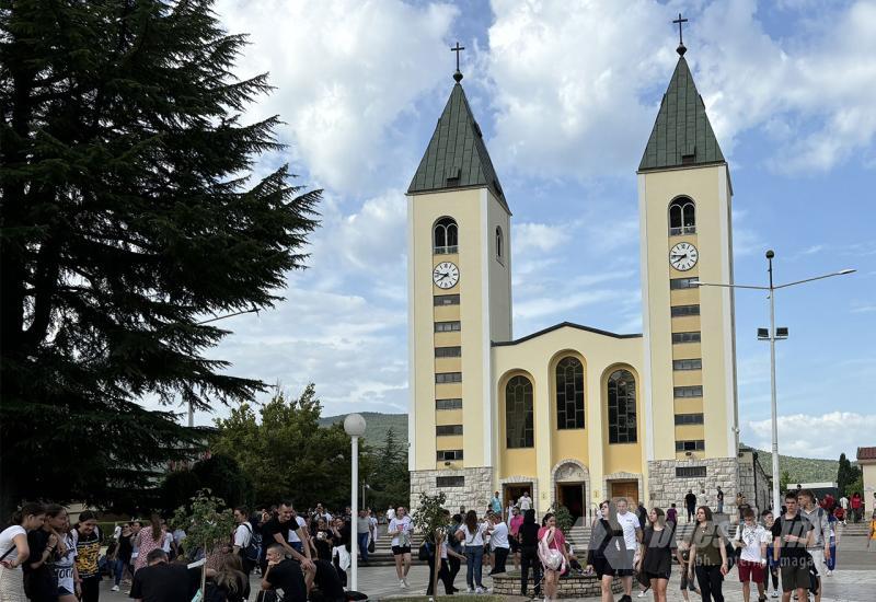 Međugorje danas slavi 43. godišnjicu Gospinih ukazanja - FOTO Međugorje danas slavi 43. godišnjicu Gospinih ukazanja