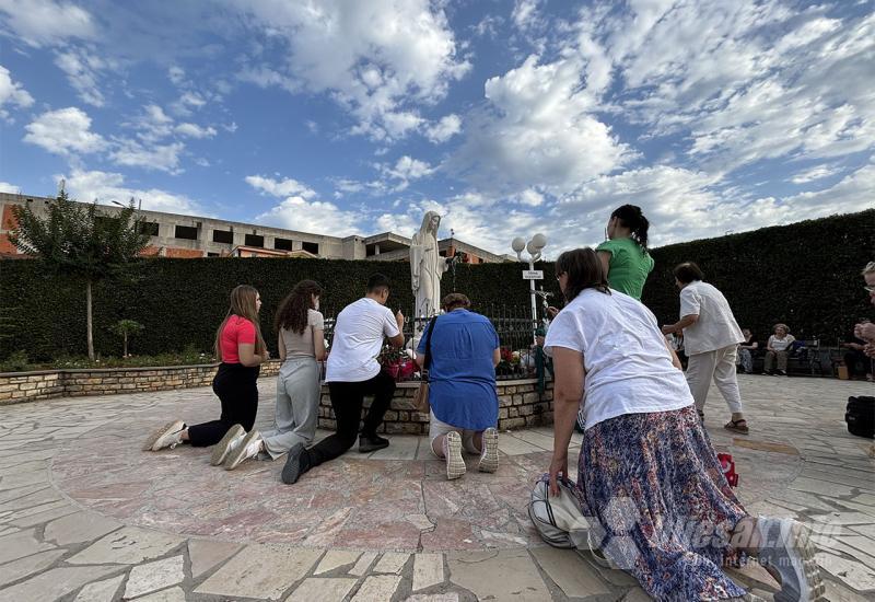 FOTO | 43. godišnjica Gospinih ukazanja: Posjetili smo Međugorje 