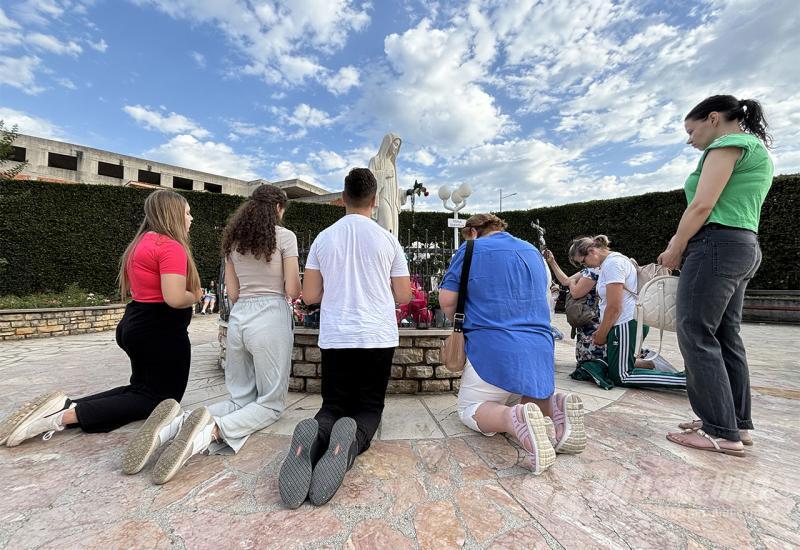 FOTO | 43. godišnjica Gospinih ukazanja: Posjetili smo Međugorje 