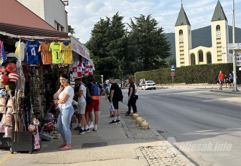 FOTO | 43. godišnjica Gospinih ukazanja: Posjetili smo Međugorje 