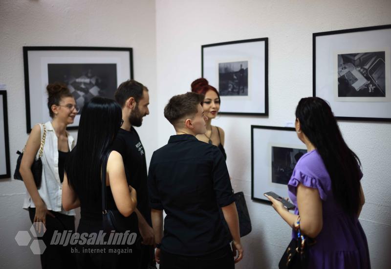 FOTO | Mostar: Održana izložba fotografija ''Untold stories''