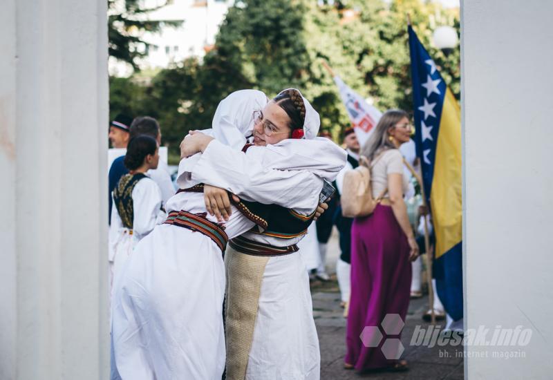 FOTO Smotra izvornog folklora Hrvata u BiH: U Mostaru prikazana raskoš nošnji, plesova, glazbe i običaja 