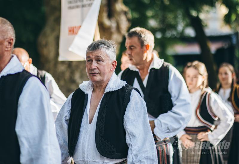 FOTO Smotra izvornog folklora Hrvata u BiH: U Mostaru prikazana raskoš nošnji, plesova, glazbe i običaja 