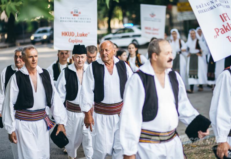 FOTO Smotra izvornog folklora Hrvata u BiH: U Mostaru prikazana raskoš nošnji, plesova, glazbe i običaja 