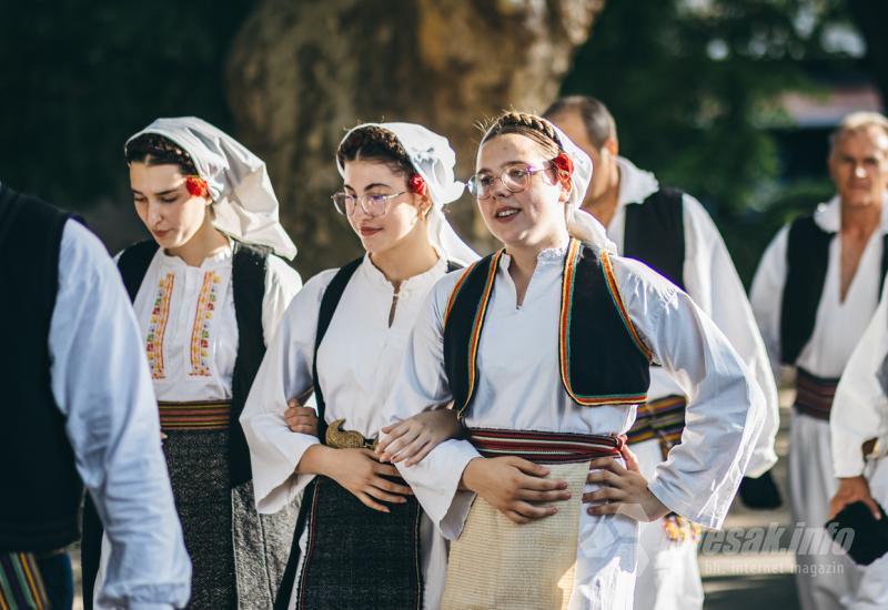 FOTO Smotra izvornog folklora Hrvata u BiH: U Mostaru prikazana raskoš nošnji, plesova, glazbe i običaja 