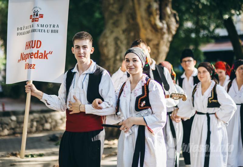 Smotra izvornog folklora Hrvata u BiH - Smotra izvornog folklora Hrvata u BiH: U Mostaru prikazana raskoš nošnji, plesova, glazbe i običaja 