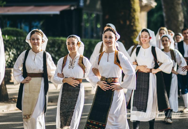 FOTO Smotra izvornog folklora Hrvata u BiH: U Mostaru prikazana raskoš nošnji, plesova, glazbe i običaja 