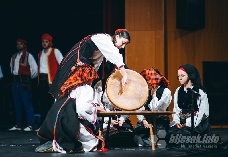 FOTO Smotra izvornog folklora Hrvata u BiH: U Mostaru prikazana raskoš nošnji, plesova, glazbe i običaja 