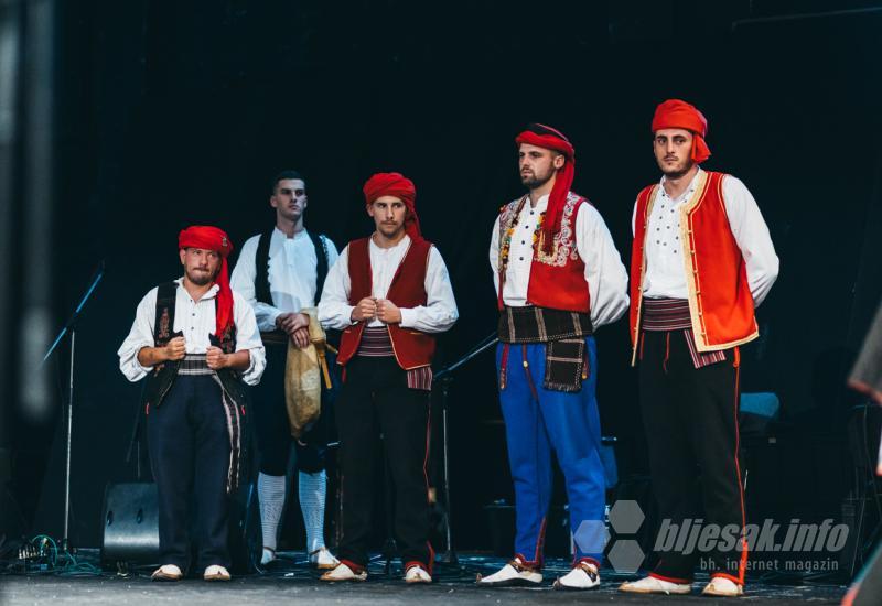 FOTO Smotra izvornog folklora Hrvata u BiH: U Mostaru prikazana raskoš nošnji, plesova, glazbe i običaja 