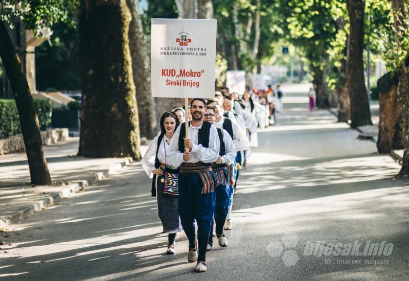 FOTO Smotra izvornog folklora Hrvata u BiH: U Mostaru prikazana raskoš nošnji, plesova, glazbe i običaja 