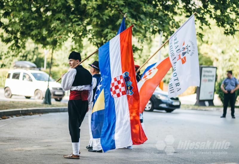 Smotra izvornog folklora Hrvata u BiH - Smotra izvornog folklora Hrvata u BiH: U Mostaru prikazana raskoš nošnji, plesova, glazbe i običaja 