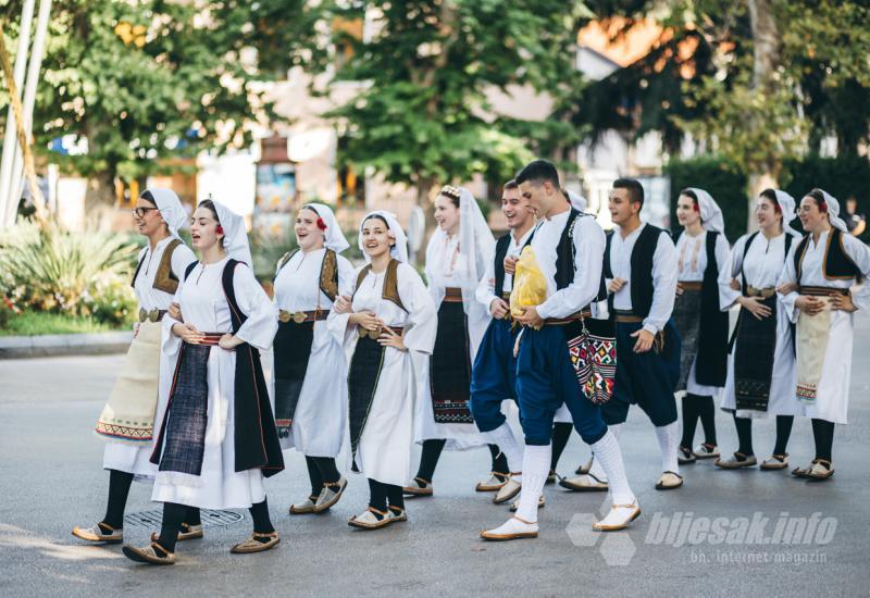 Smotra izvornog folklora Hrvata u BiH - Smotra izvornog folklora Hrvata u BiH: U Mostaru prikazana raskoš nošnji, plesova, glazbe i običaja 