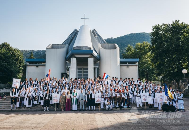 Smotra izvornog folklora Hrvata u BiH - Smotra izvornog folklora Hrvata u BiH: U Mostaru prikazana raskoš nošnji, plesova, glazbe i običaja 