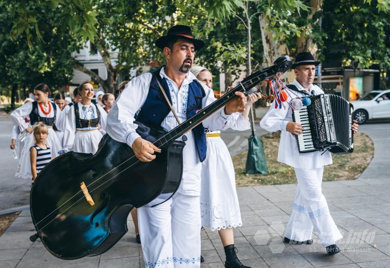 Smotra izvornog folklora Hrvata u BiH - Smotra izvornog folklora Hrvata u BiH: U Mostaru prikazana raskoš nošnji, plesova, glazbe i običaja 