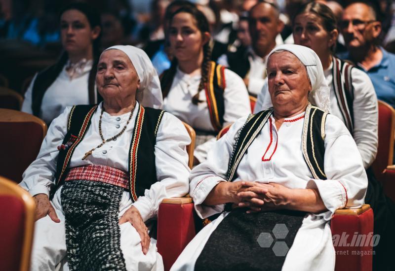 FOTO Smotra izvornog folklora Hrvata u BiH: U Mostaru prikazana raskoš nošnji, plesova, glazbe i običaja 