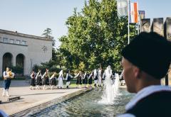 FOTO Smotra izvornog folklora Hrvata u BiH: U Mostaru prikazana raskoš nošnji, plesova, glazbe i običaja 