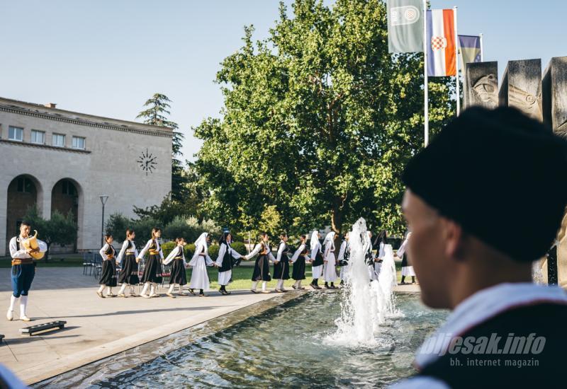 FOTO Smotra izvornog folklora Hrvata u BiH: U Mostaru prikazana raskoš nošnji, plesova, glazbe i običaja 