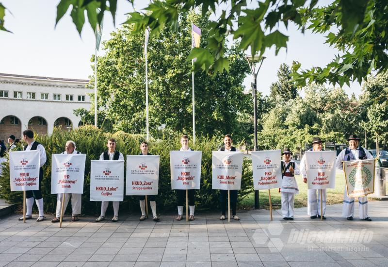 FOTO Smotra izvornog folklora Hrvata u BiH: U Mostaru prikazana raskoš nošnji, plesova, glazbe i običaja 