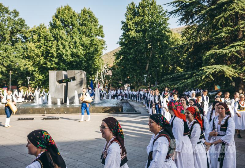 FOTO Smotra izvornog folklora Hrvata u BiH: U Mostaru prikazana raskoš nošnji, plesova, glazbe i običaja 