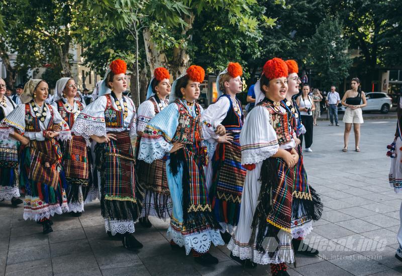 FOTO Smotra izvornog folklora Hrvata u BiH: U Mostaru prikazana raskoš nošnji, plesova, glazbe i običaja 