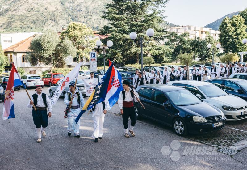 FOTO Smotra izvornog folklora Hrvata u BiH: U Mostaru prikazana raskoš nošnji, plesova, glazbe i običaja 